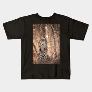 young cheetah sat in the bush Kids T-Shirt